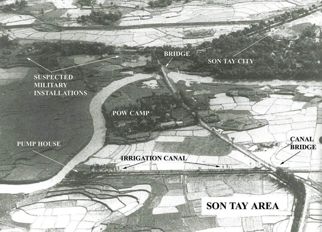 行动现场的航拍照片，展示了战俘营和周边地区的布局。这张照片成为了行动后分析的依据，也见证了那二十七分钟内发生的一切。