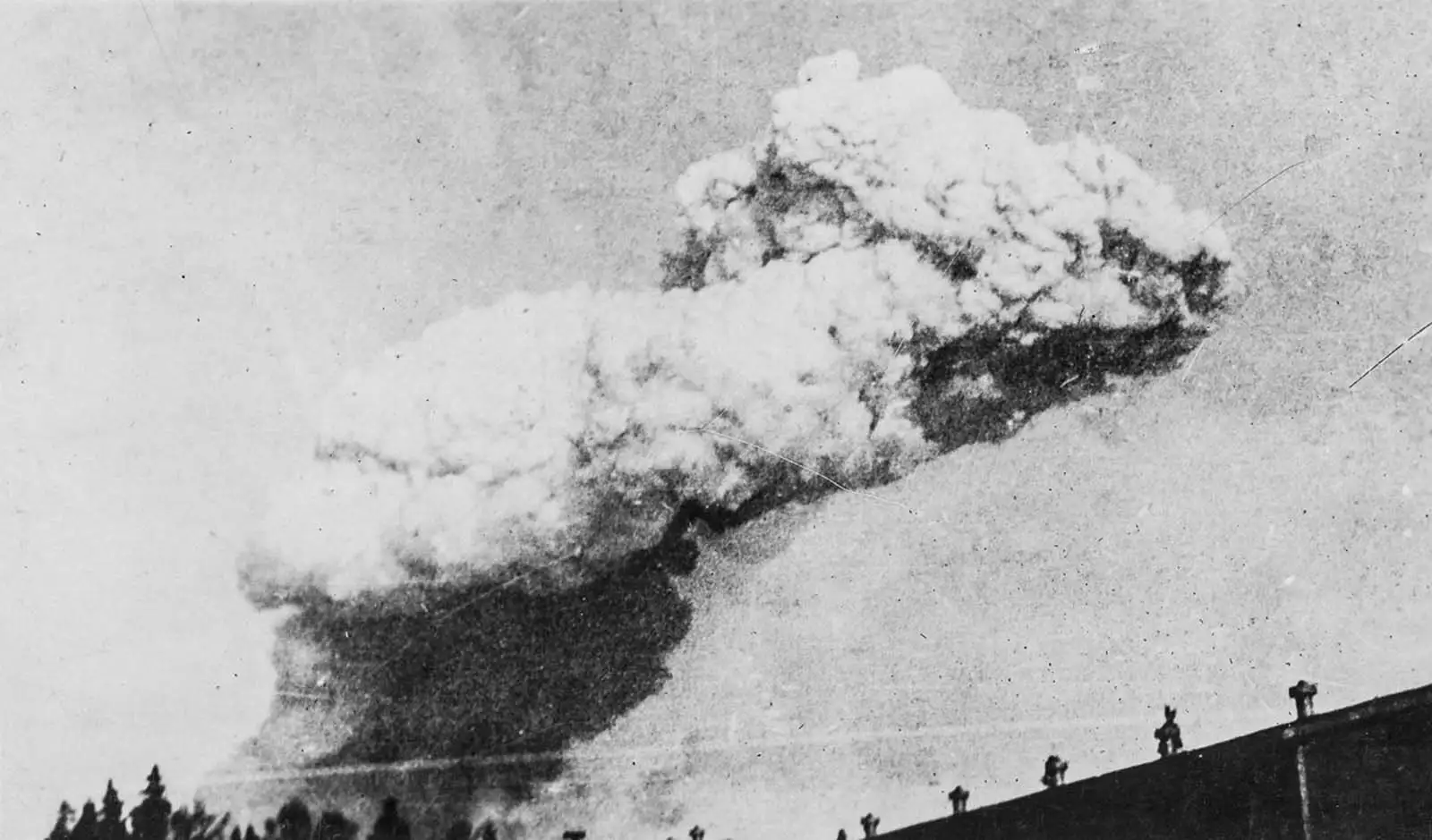 爆炸产生的巨大烟云