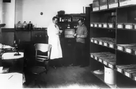 早期血清治疗时代，医生为脑膜炎患者进行鞘内注射抗血清的场景