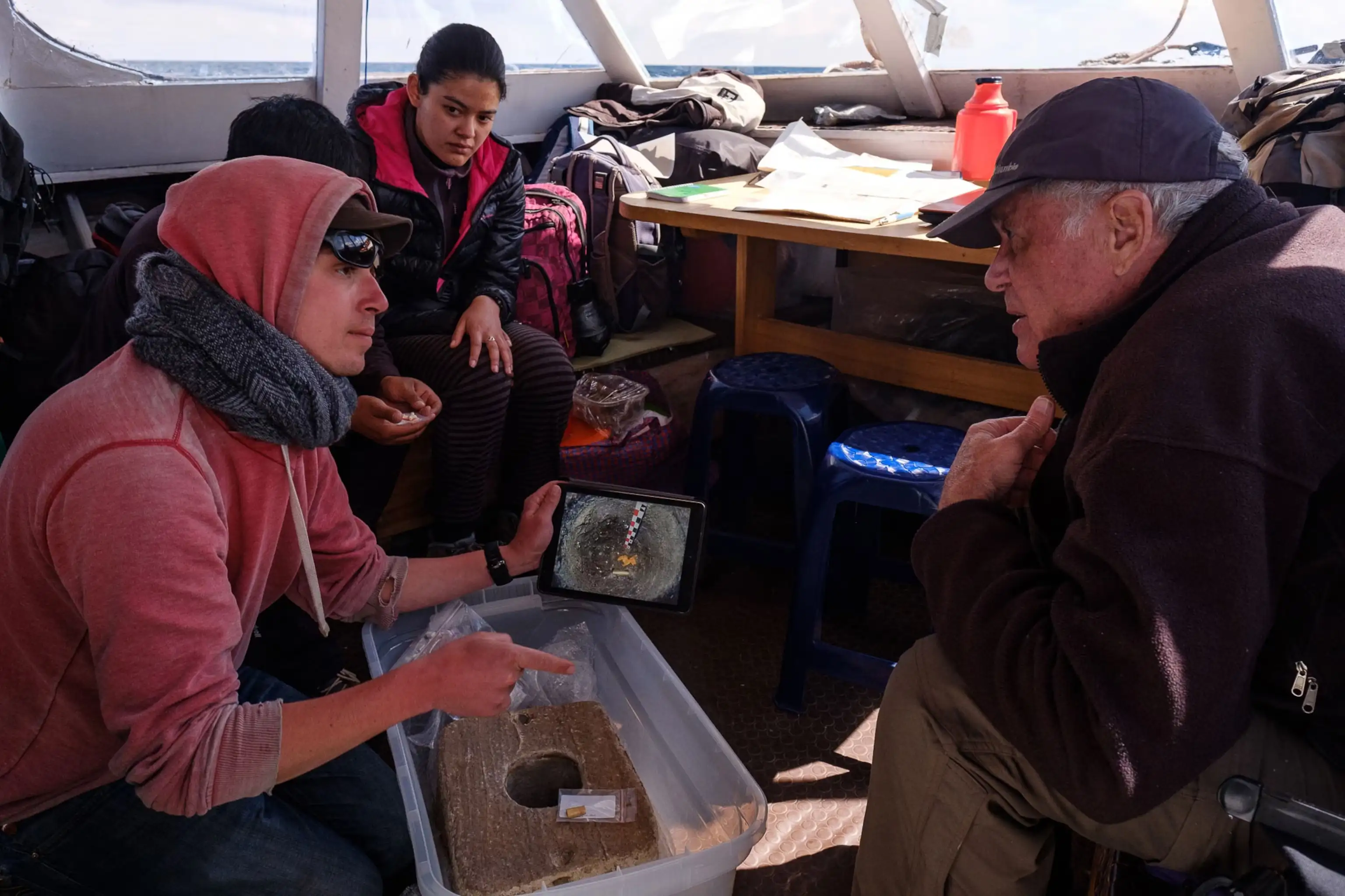 考古团队在船上分析水下考古发现