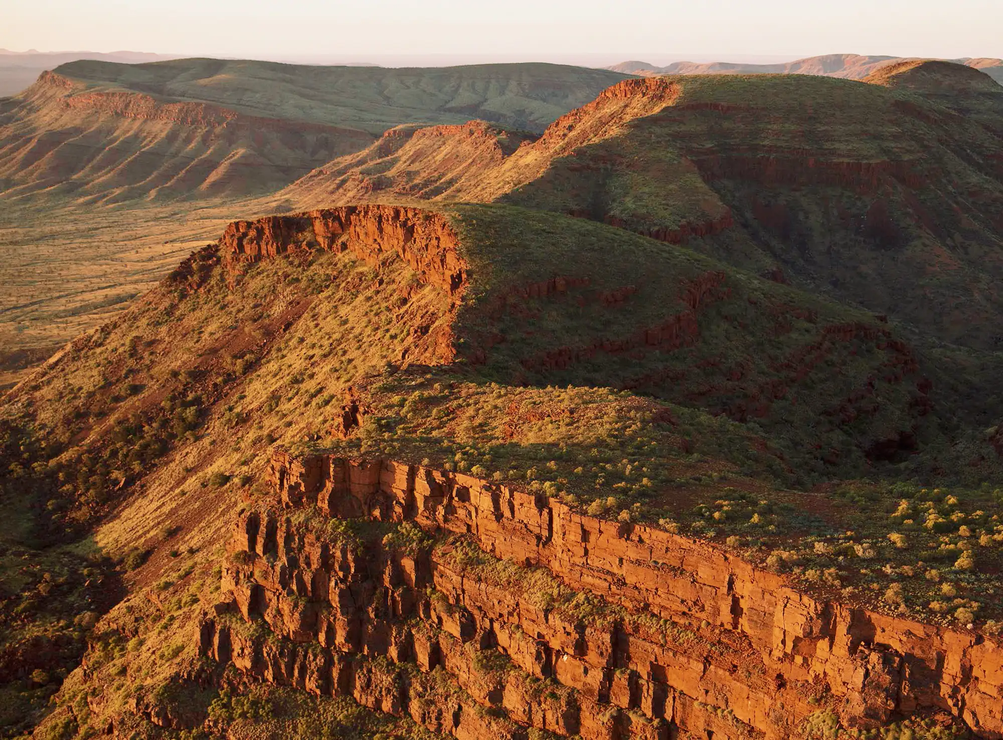 金伯利地区景观，展示岩画所在的砂岩悬崖和峡谷环境