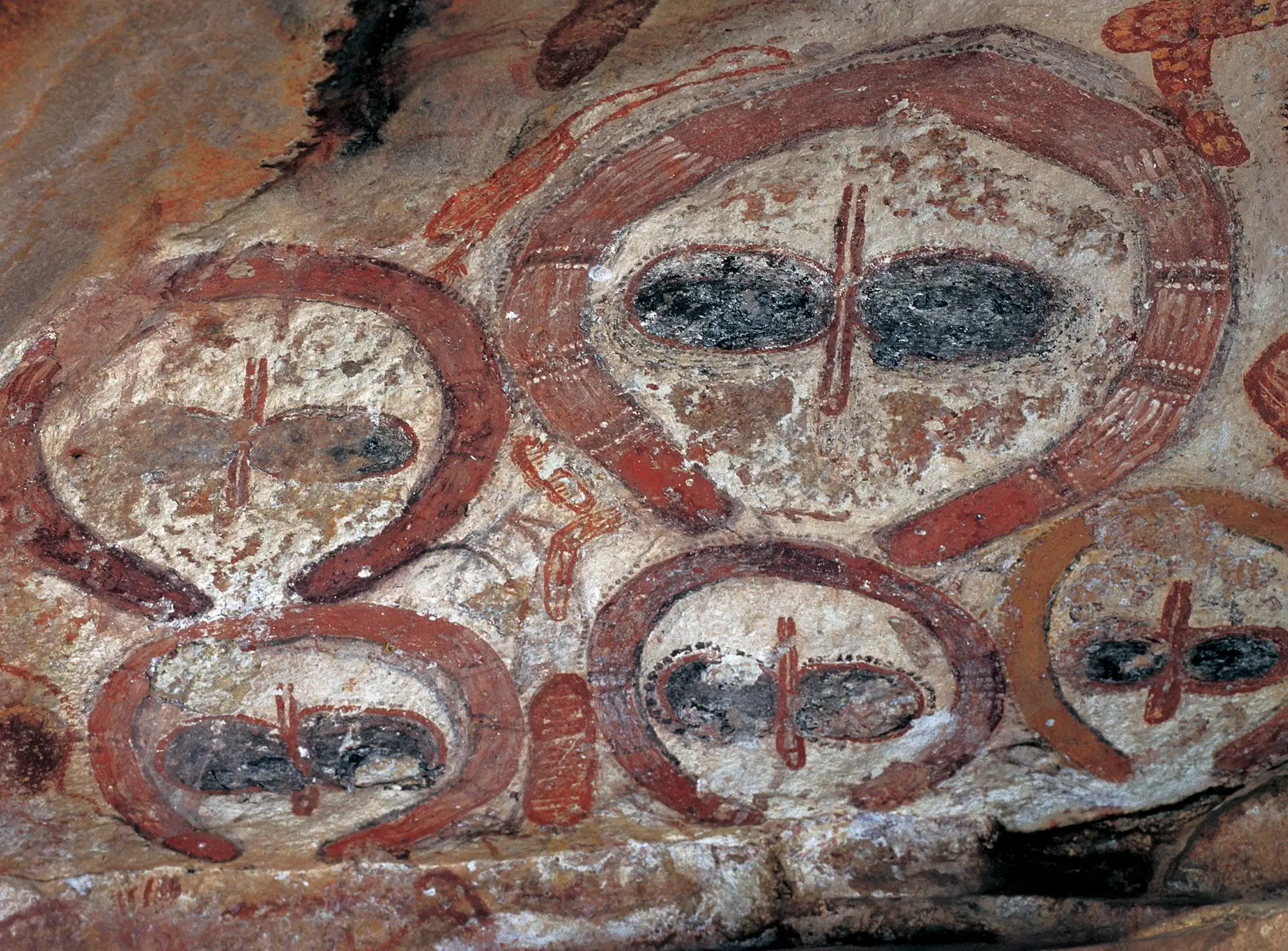 万吉娜岩画群，展示多个人物形象的组合