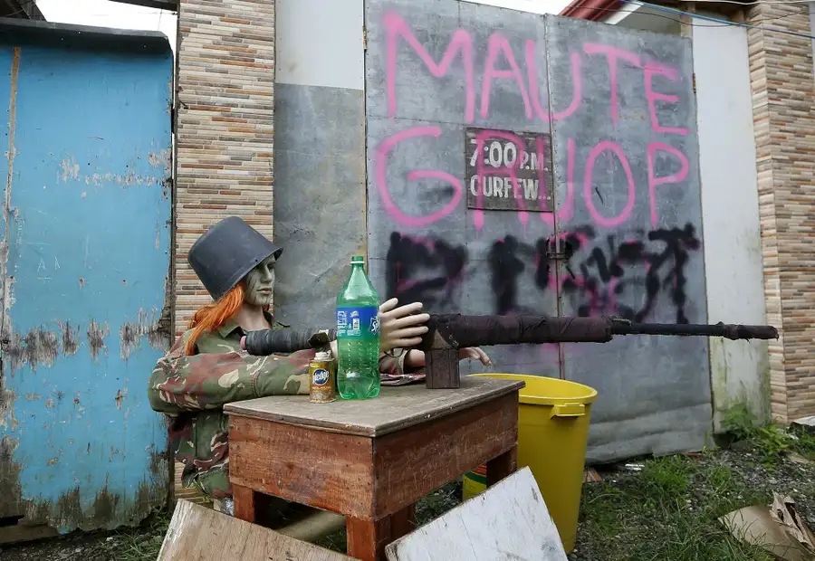 被炸毁的清真寺，弹孔遍布墙壁，只剩钢筋骨架