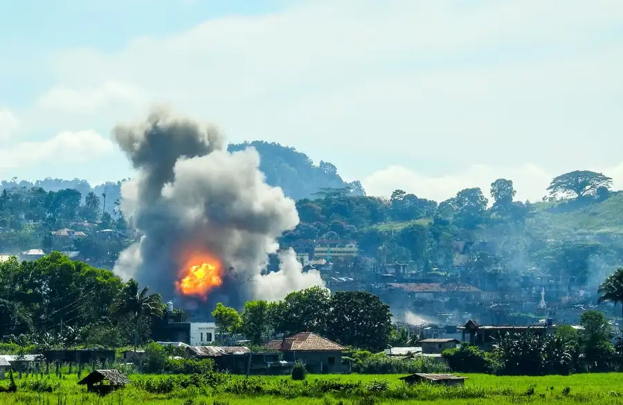 马拉维市中心的街道，两旁是密集的混凝土建筑