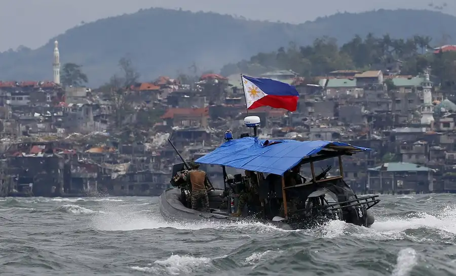 菲律宾海军突击队在拉瑙湖上巡逻