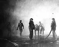 约克城号机库内的灭火工作