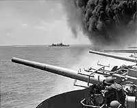 约克城号被攻击后阿斯托里亚号巡洋舰驶过