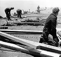 约克城号甲板上受损的弹洞