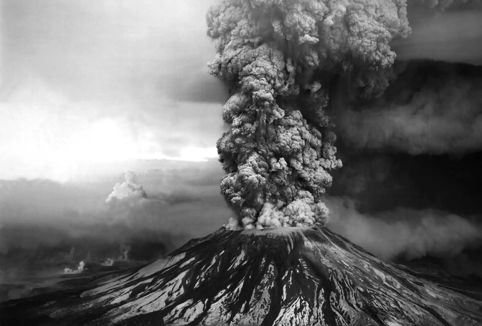 1980年5月18日圣海伦火山爆发，火山灰柱升入大气层