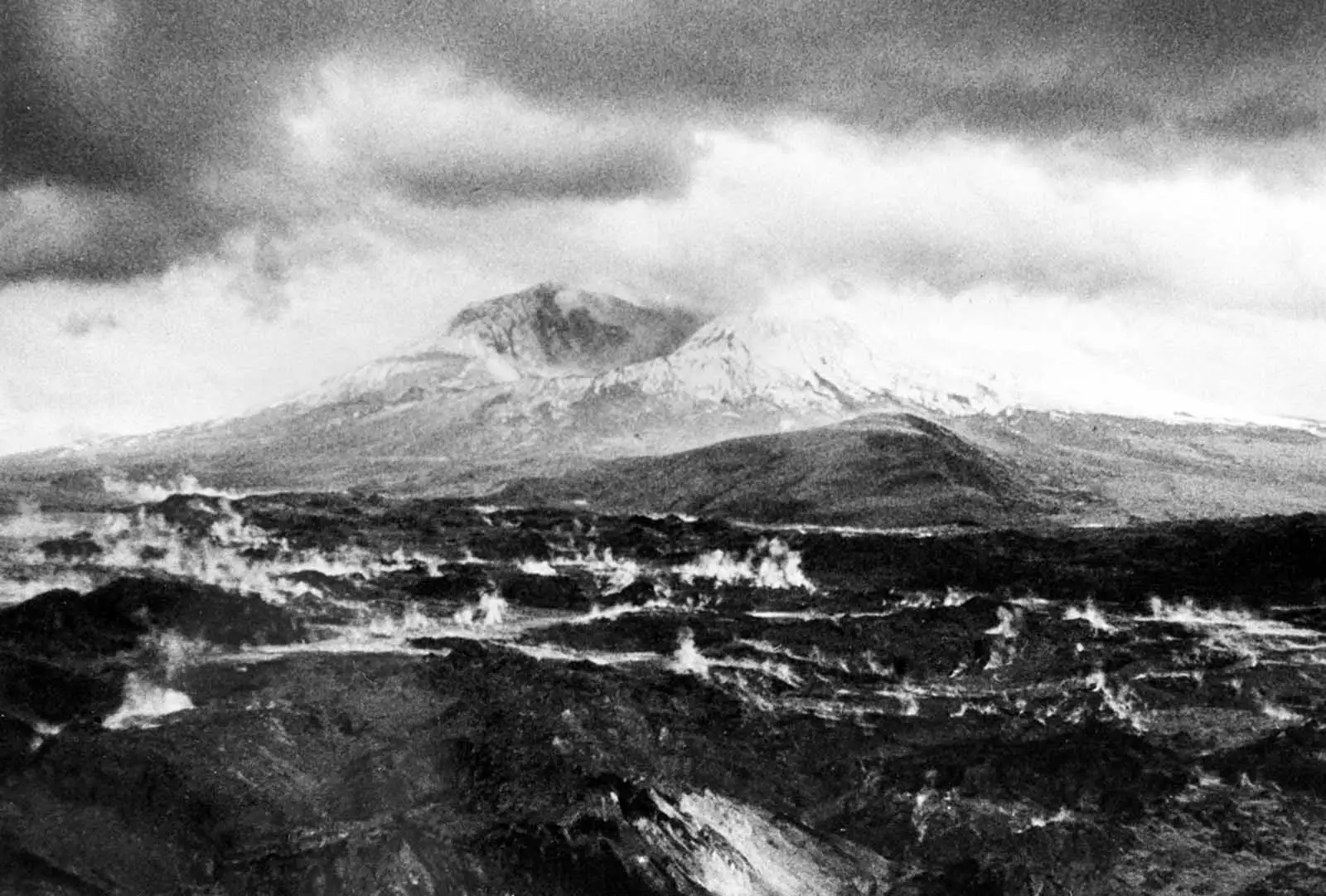 火山口内部，爆发后仍然冒着蒸汽
