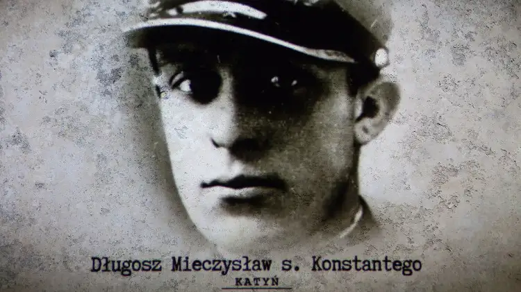 卡廷博物馆中年轻波兰男子的照片