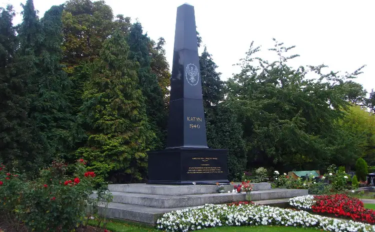 伦敦卡廷纪念碑,纪念卡廷惨案受害者