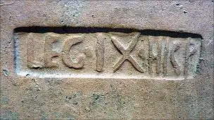 第九军团的瓦片印记,这是识别军团驻扎地点的重要考古证据