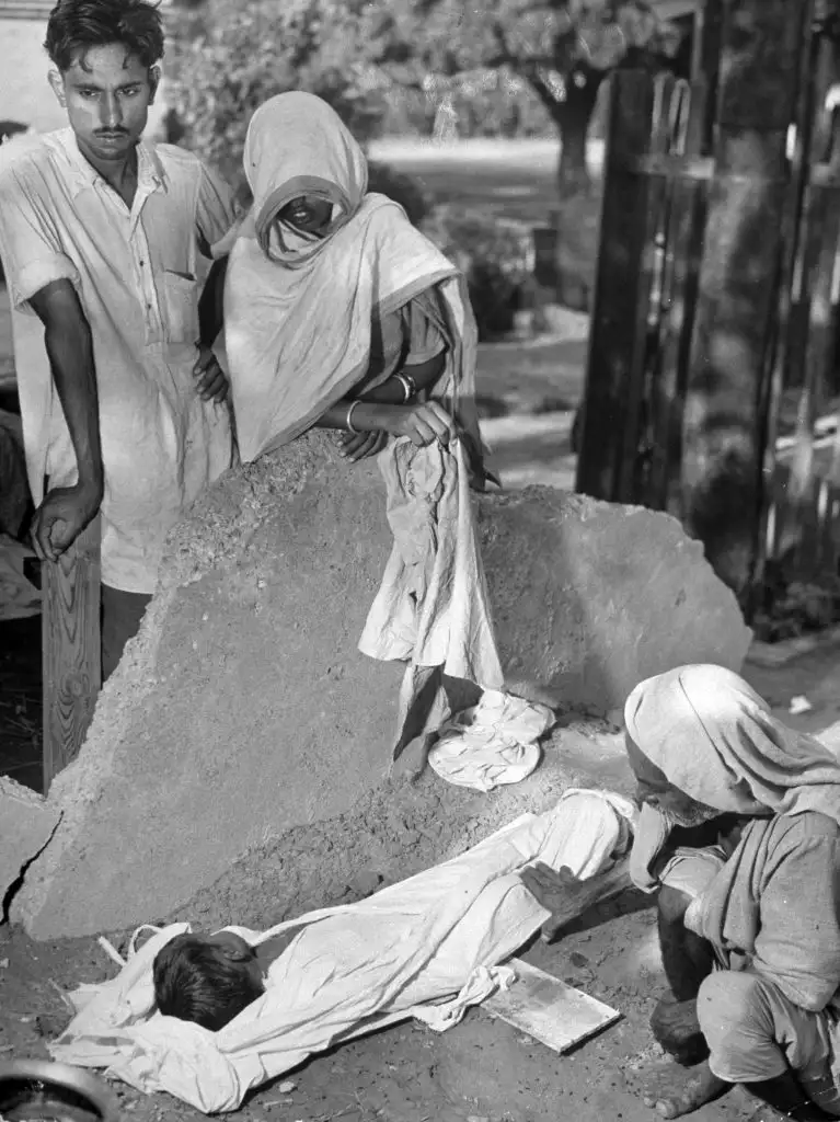 1947年印巴分治期间，一名四岁男孩被家人埋葬在铁路边