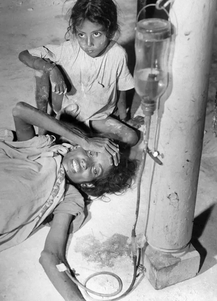 1947年印巴分治期间，一名穆斯林母亲在医院中照顾患霍乱的孩子