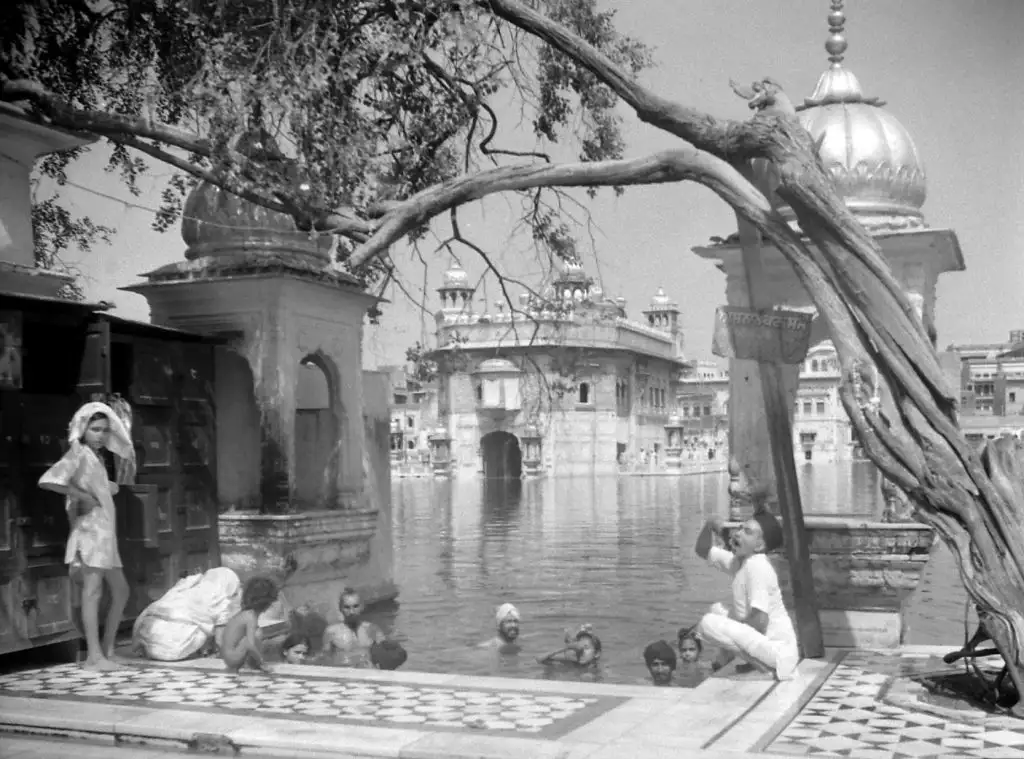 1947年印巴分治期间的难民拥挤在火车上