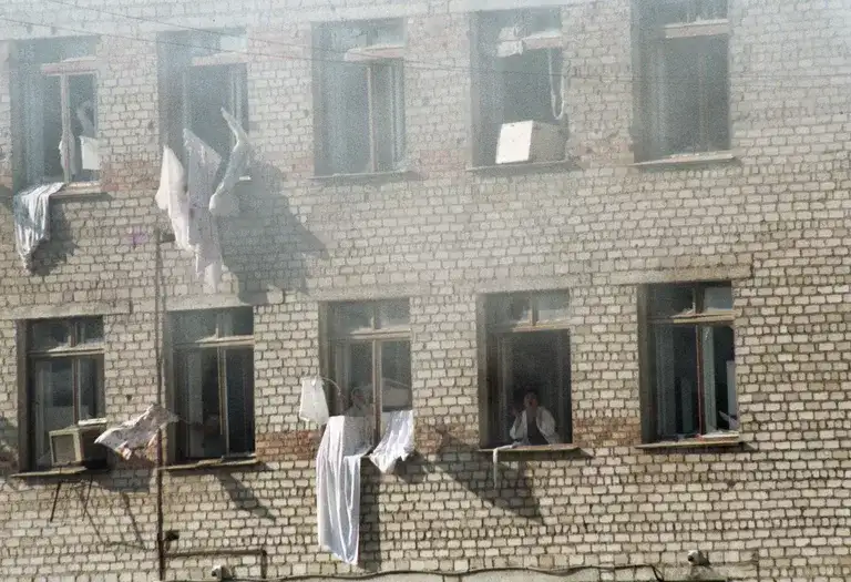 人质在医院窗口挥舞白旗请求停止射击