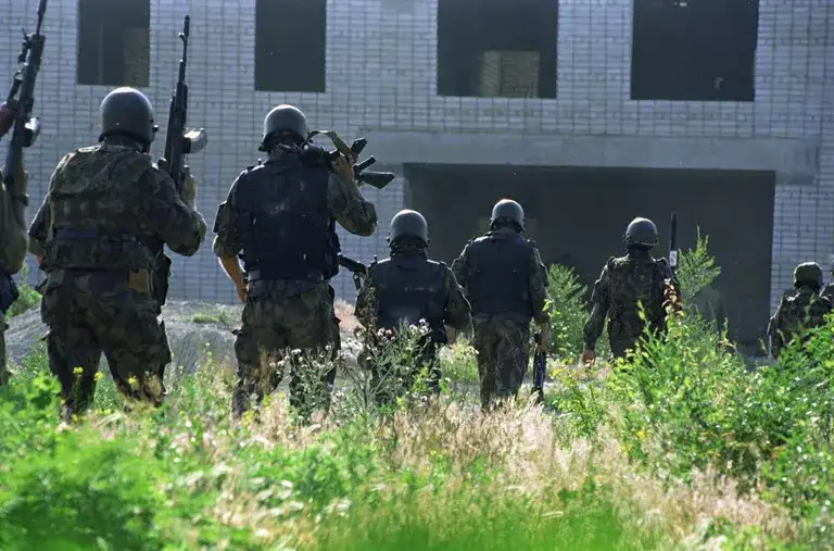 特种部队在布琼诺夫斯克医院外准备突袭