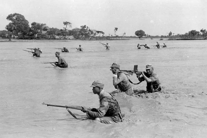 国民革命军士兵在黄河洪水中行进