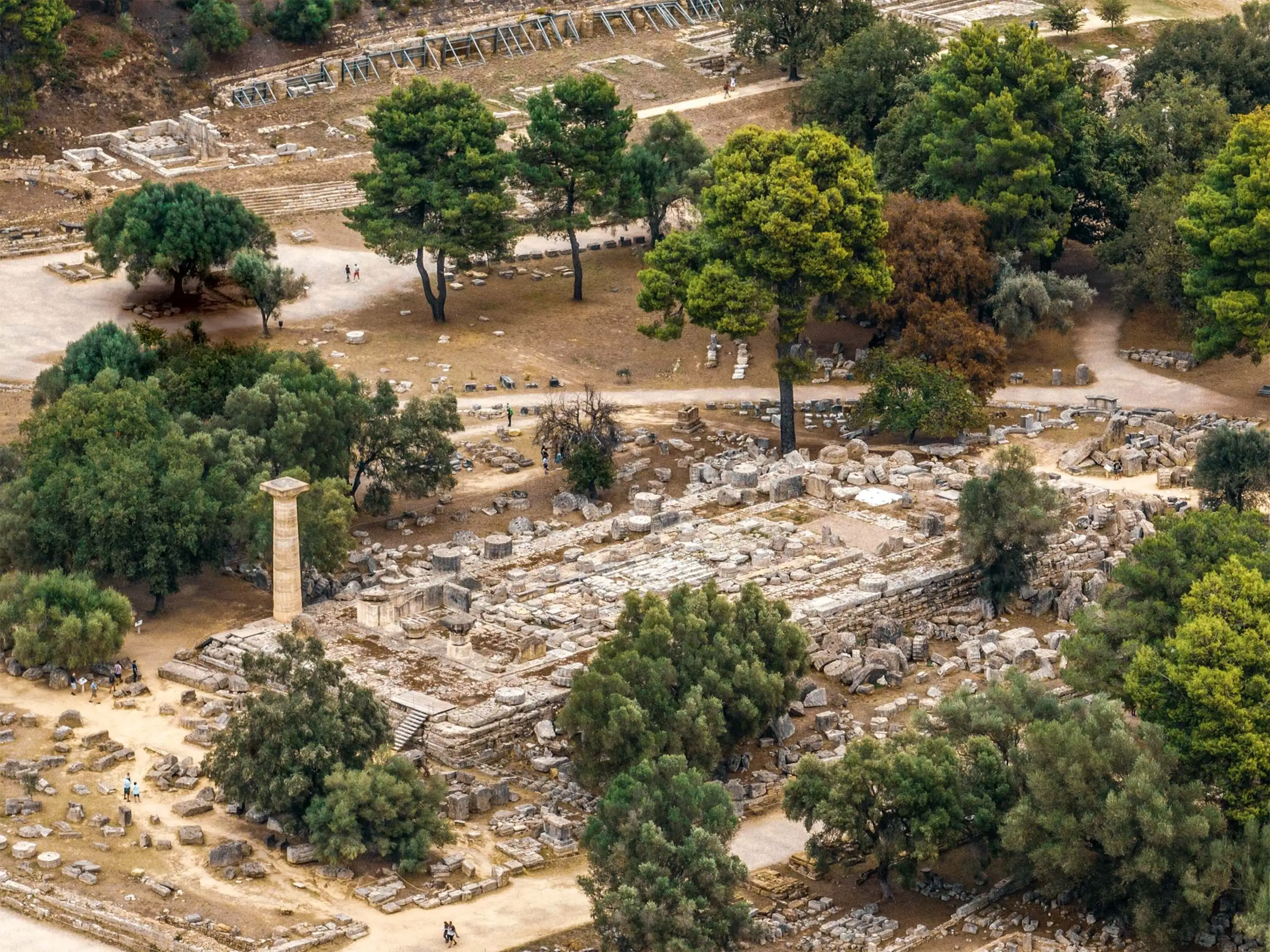 奥林匹亚宙斯神庙遗址航拍图，展示了这座古老建筑的宏伟规模
