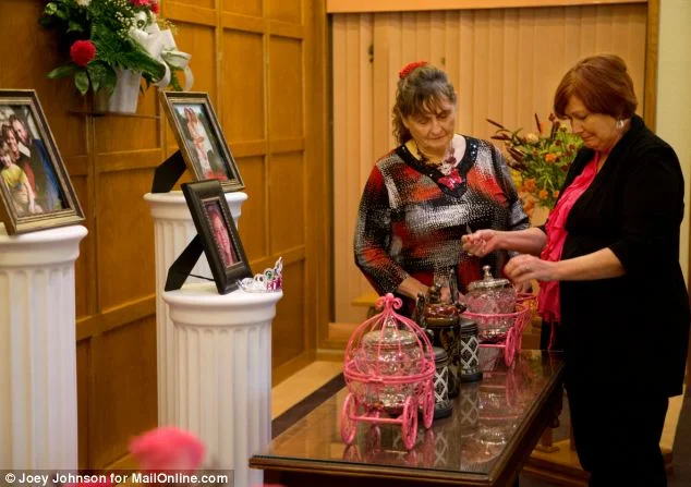 Bobby的母亲Starlet（左）和Sherilyn的母亲Connie在追悼会上看着骨灰盒