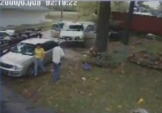 监控录像显示夫妇在"出神"状态下往卡车上搬运物品