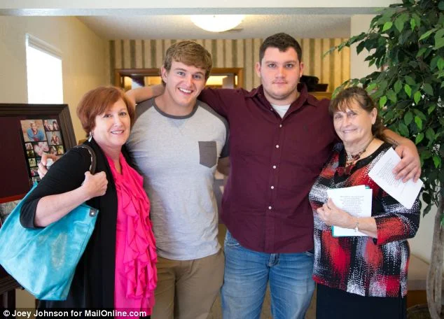 Connie（左）、Sherilyn的长子Colton（紫衣）和Starlet（右）