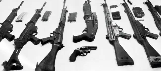 Loughgall伏击后的现场照片，IRA使用的面包车停在被摧毁的警局围栏外