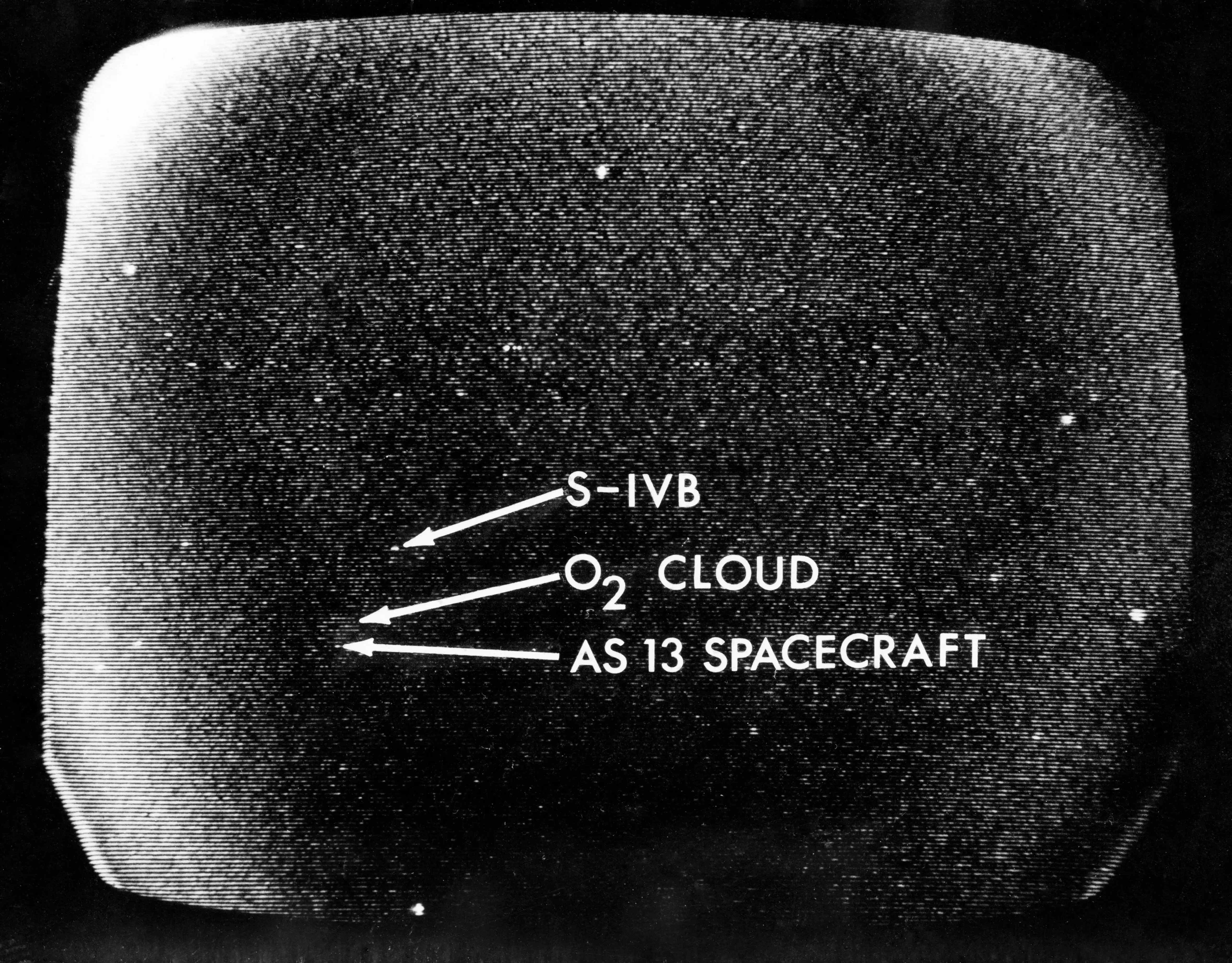 从望远镜拍摄的阿波罗13号在太空中