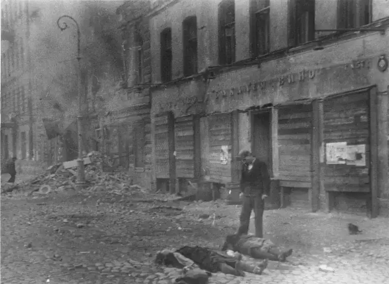 围城期间在街上取水的平民