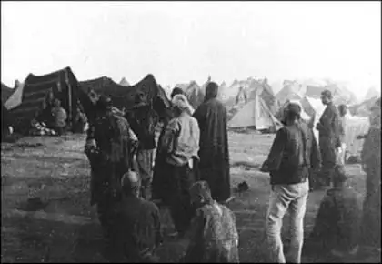 亚美尼亚被驱逐者在沙漠营地的临时帐篷中生活