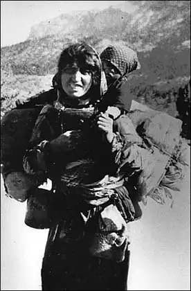 1915年塔尔图斯山上的亚美尼亚母亲，背负着婴儿和所有家当逃离死亡行军