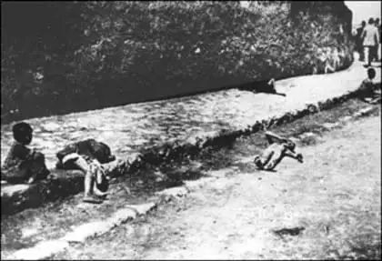 1916年德厄佐尔街头垂死的亚美尼亚被驱逐者