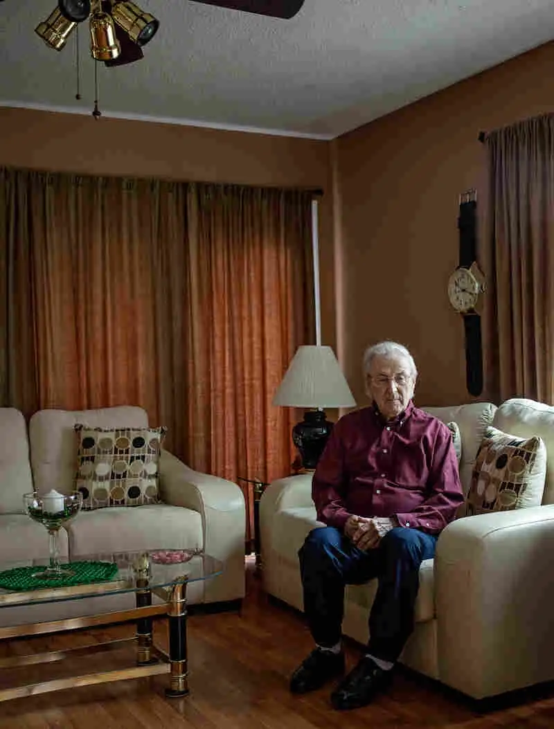 查理·卡维尔，六万名在二战秘密实验中暴露于芥子气的老兵之一，坐在家中。