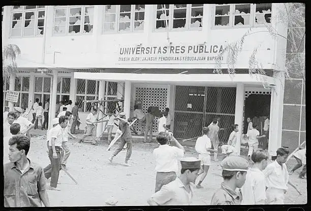 1965年10月，反共暴民攻击雅加达Res Publica大学，标志着印尼大规模反共清洗的开始