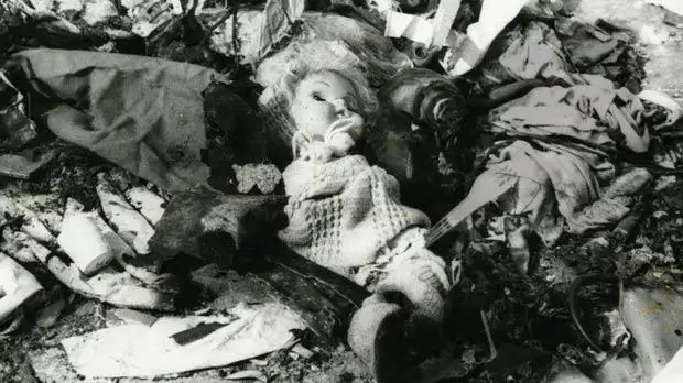 残骸中的洋娃娃,属于一名遇难的巴勒斯坦儿童