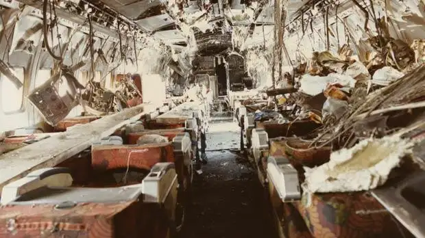 被炸毁的机舱内部,座椅和内饰被火焰吞噬