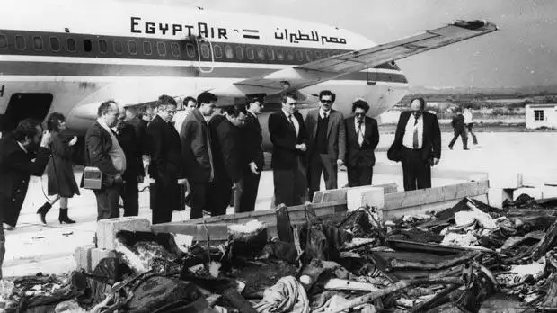 调查人员在埃及航空648号残骸中搜索