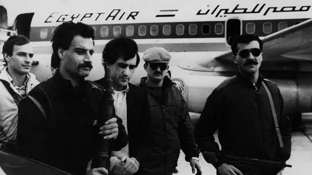 劫机者Omar Rezaq被马耳他警察押解(右三),摄于1986年