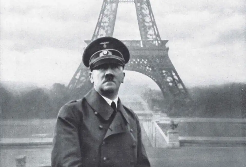 1940年6月，希特勒在巴黎埃菲尔铁塔前