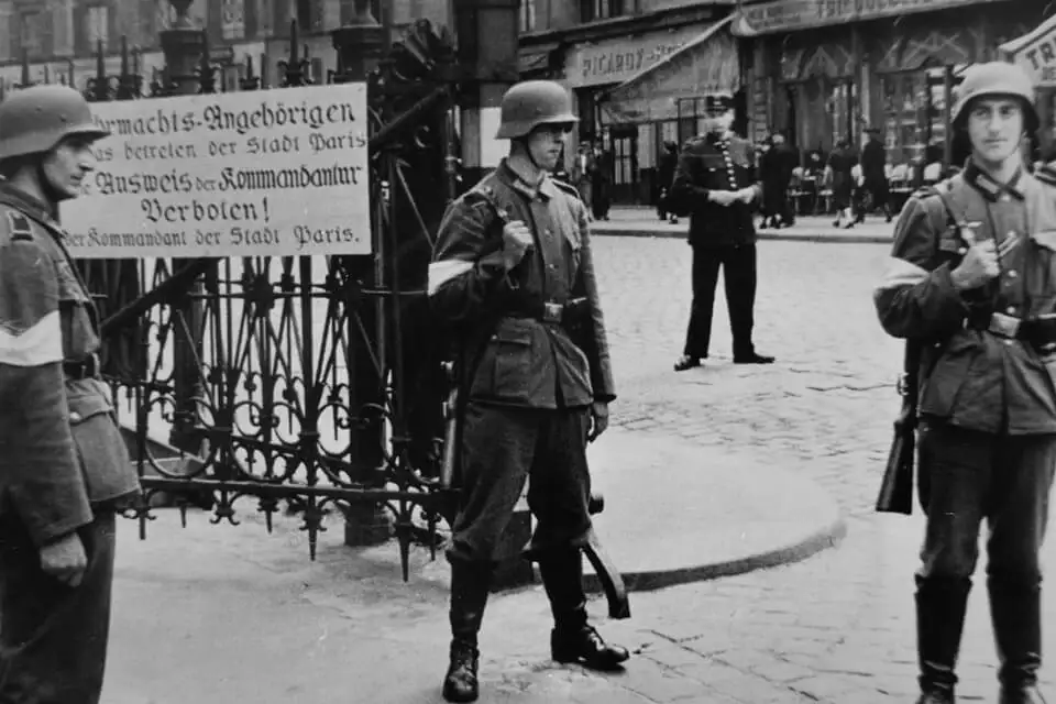 德国军官在占领的巴黎街头