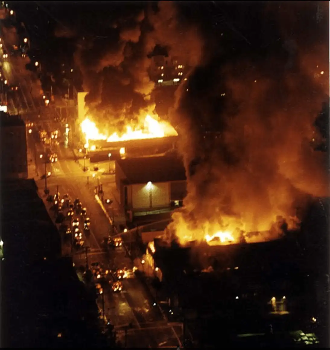 1992年洛杉矶骚乱期间的空中俯瞰图，多处建筑在燃烧