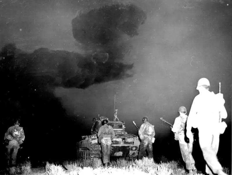 士兵向核爆中心前进