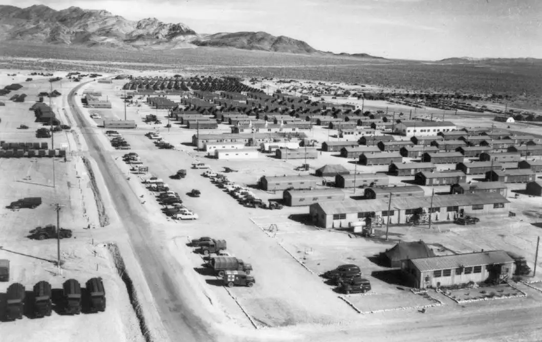 沙漠岩石营地鸟瞰图