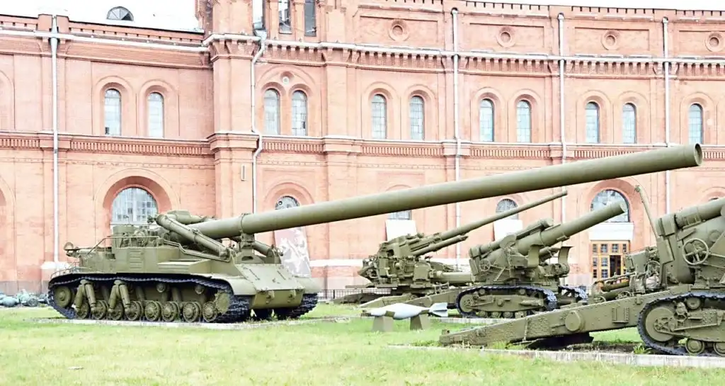 苏联2B1"奥卡"420毫米自行迫击炮在红场阅兵中的照片,1957年首次公开亮相