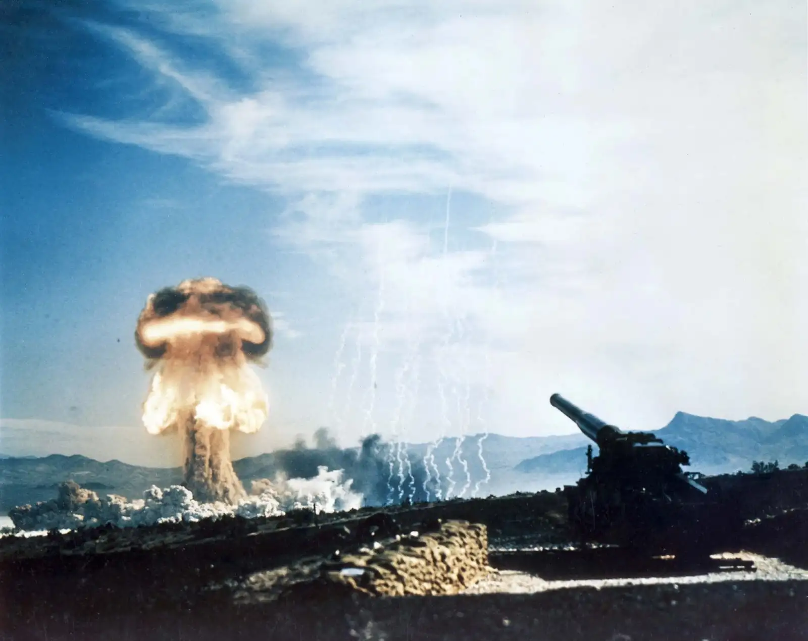 M65原子炮在测试前准备发射的场景,炮管指向7英里外的目标区域