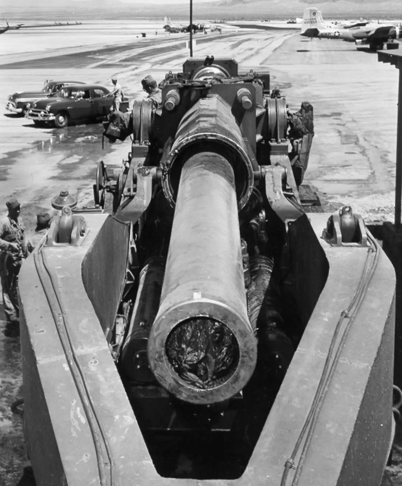 M65原子炮的前视角照片,展示了其巨大的双牵引车结构