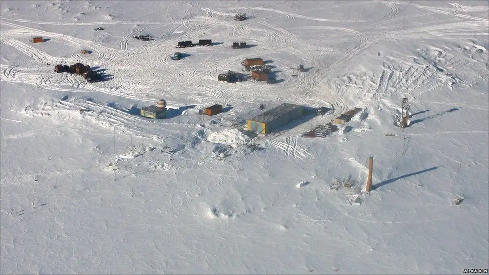 从空中俯瞰南极沃斯托克站，这座孤立的科研基地建在地球上最寒冷的地方，冰层下方隐藏着神秘的沃斯托克湖