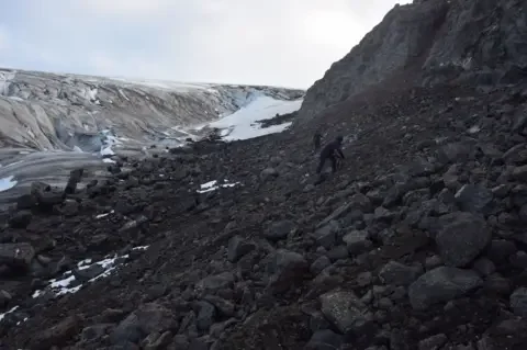 冰川退缩后的岩石