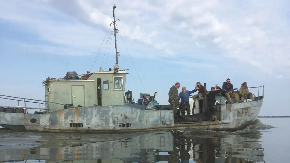 研究团队在冻土采样